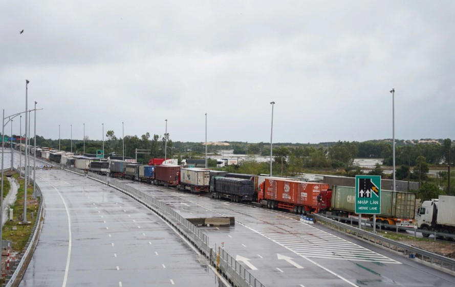 Khôi phục nhanh giao thông, đặc biệt là tuyến đường phục vụ cứu hộ, cứu nạn